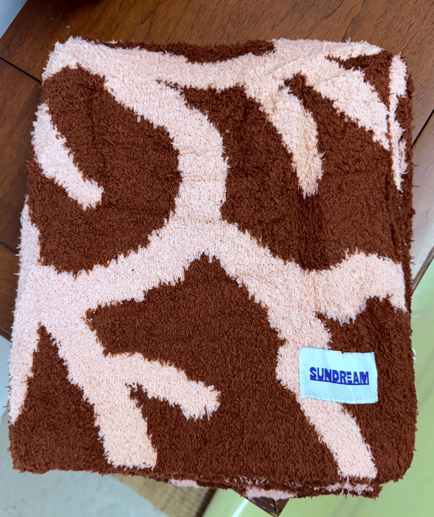 Hibiscus Plush Throw - Maroon/Pink